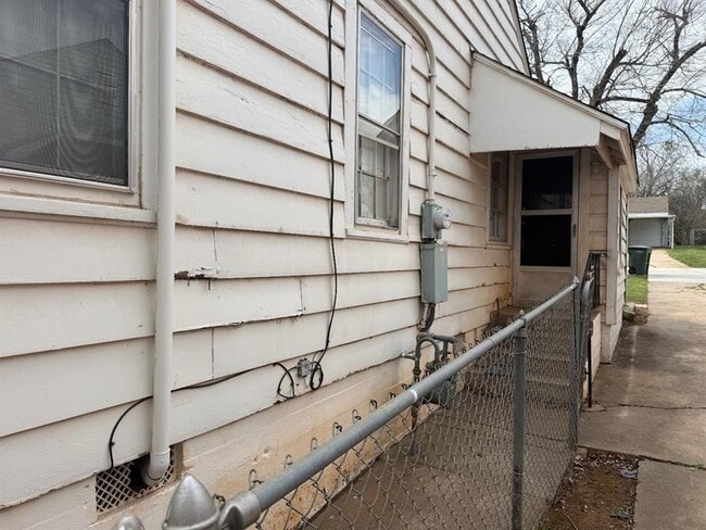 Building Photo - 730 S Littler Ave