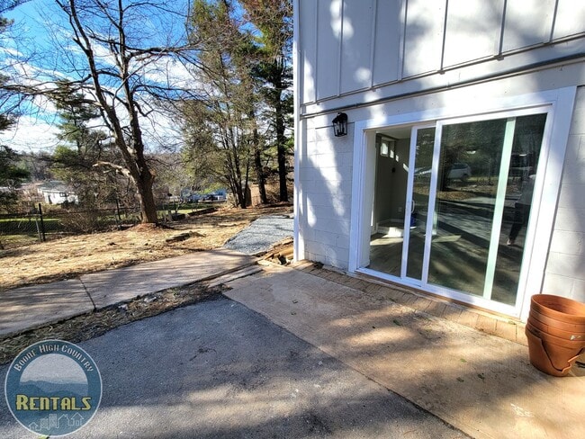 Building Photo - Adorable and Spacious Ranch Close to Town!