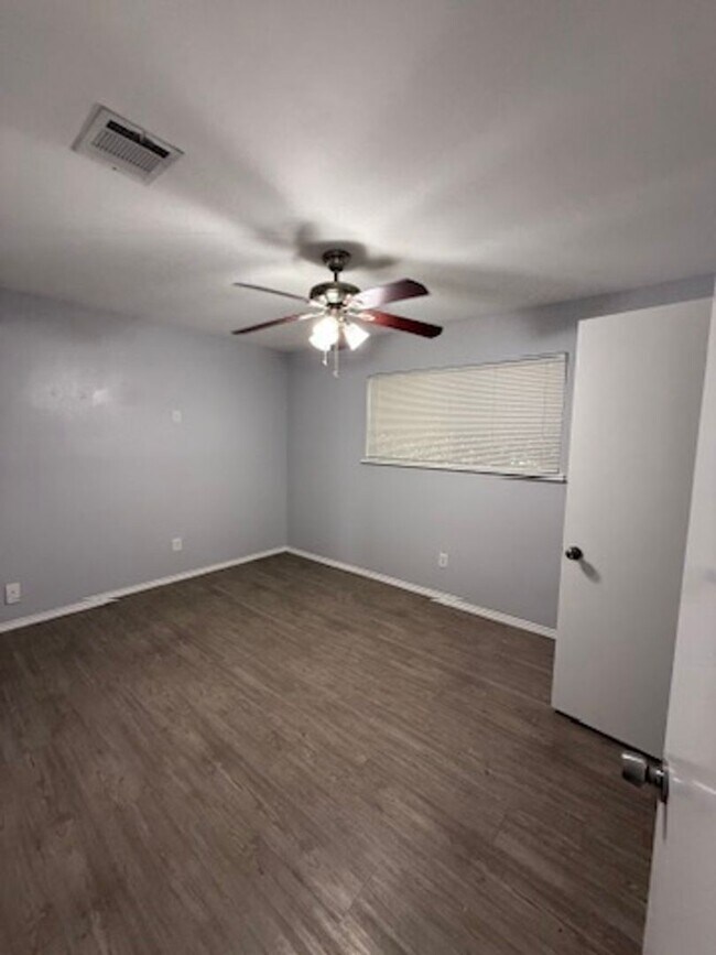 Building Photo - Really spacious 4bed/2bath single family home