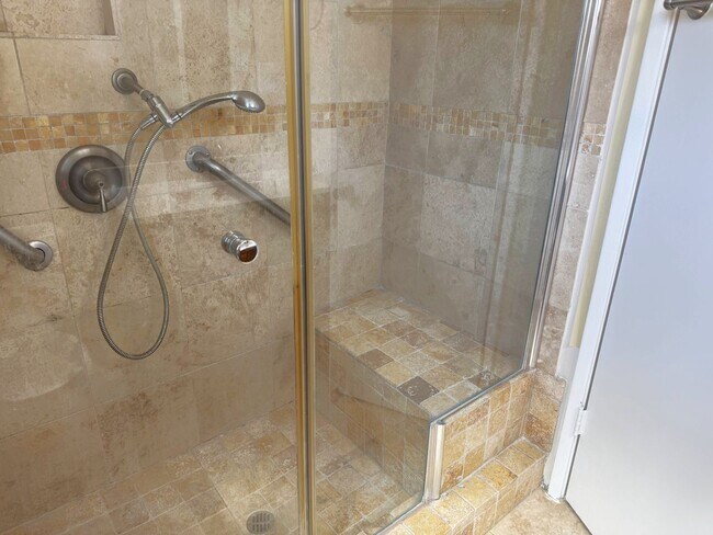 Building Photo - 623 N Rimhurst Ave