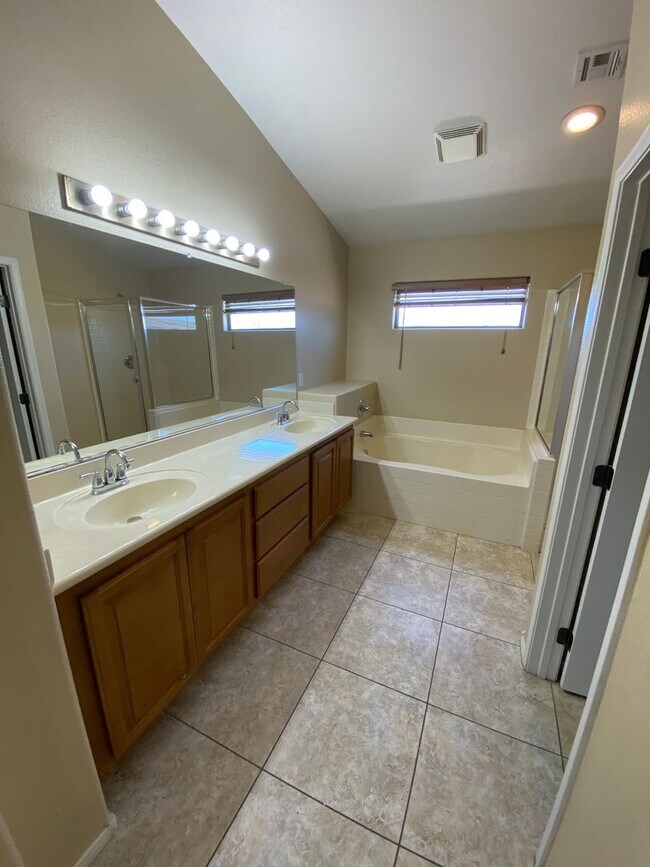 Building Photo - Wonderful 3 bed/2.5 bath home located in the South End of Vegas