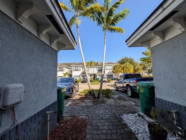 Building Photo - Gorgeous 2BR/2.5BA Townhouse in Gated Community – Lauderhill