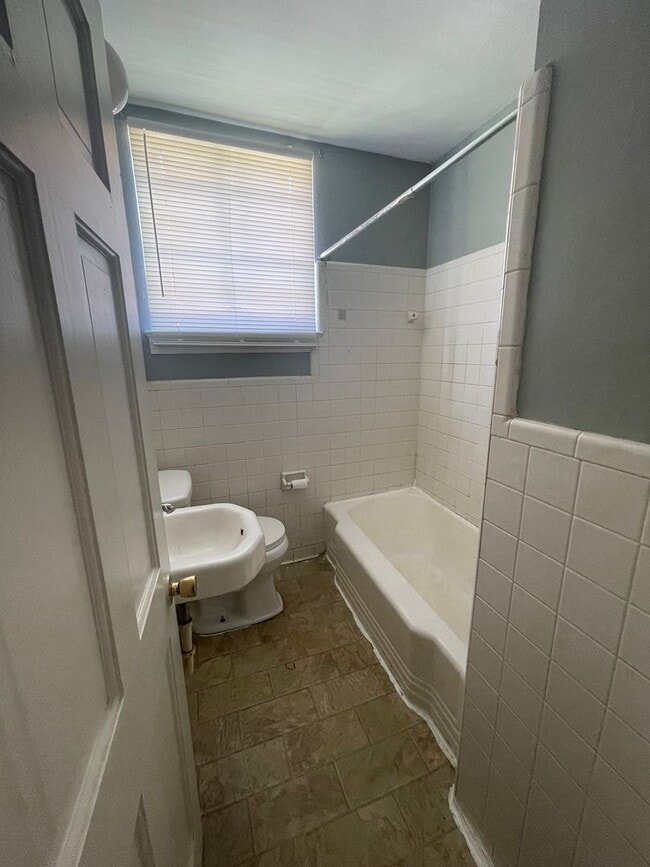 Building Photo - This 2 bed 1 bath duplex home is all brick...