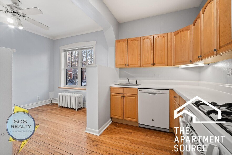 Building Photo - 822 W Wrightwood Ave