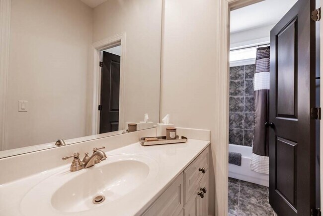 Building Photo - 470 Hamilton St SE