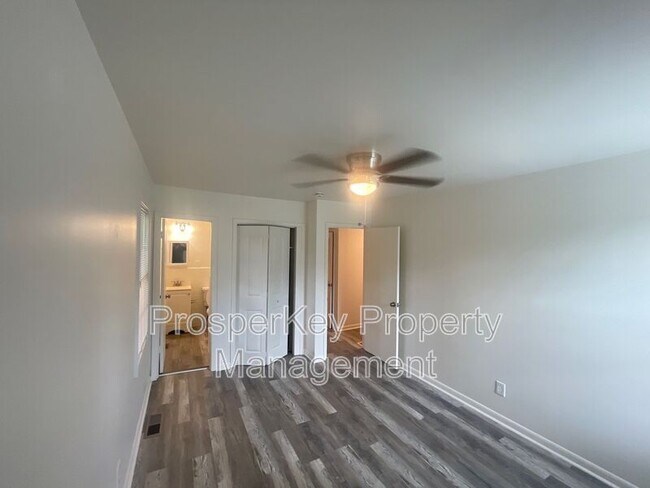 Building Photo - 246 Pinetree Cir