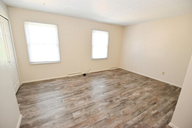 Building Photo - 3 Bedroom 1.5 Bath in North side of South ...
