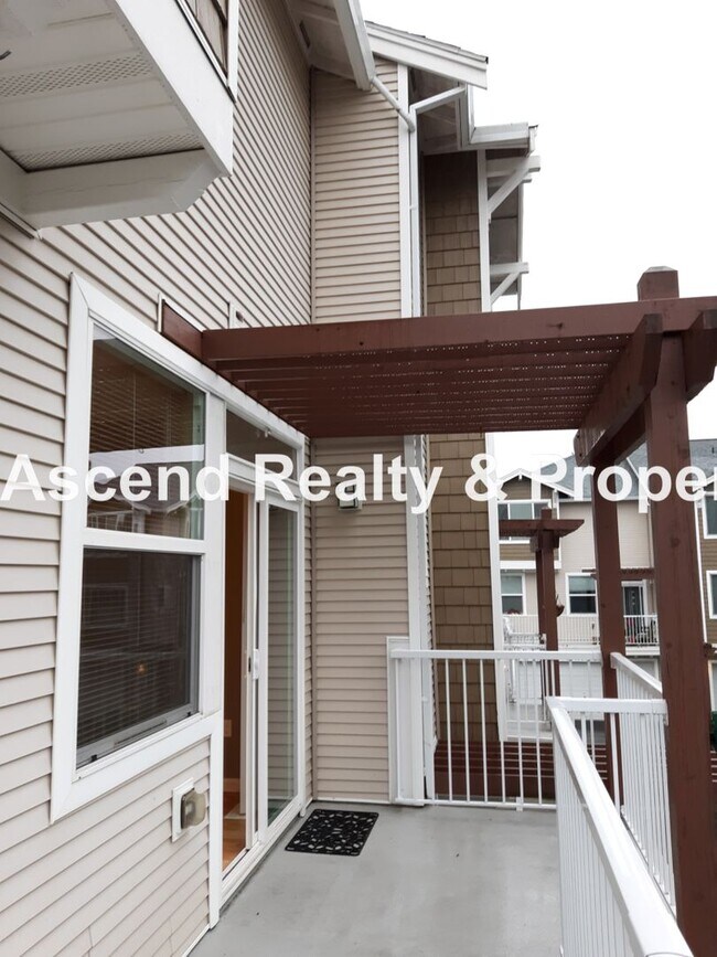 Building Photo - Sexton Mtn 3 Bed End Unit Townhome, Huge G...