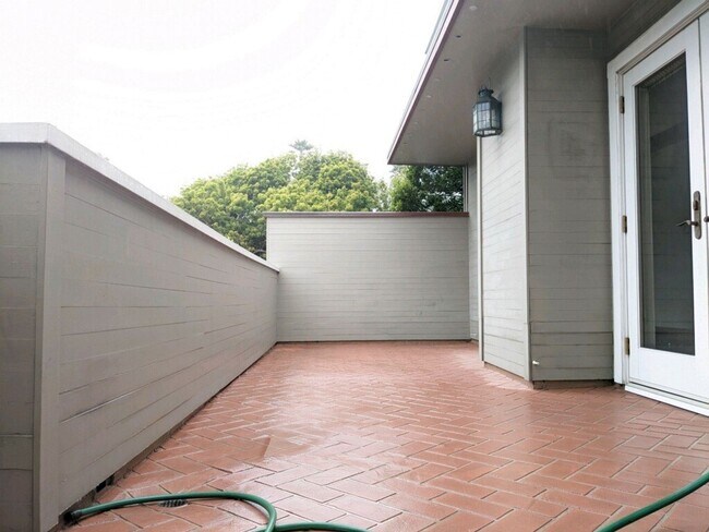 Building Photo - Spacious 4+ Bedroom House in Jordan Park with 2-Car Parking