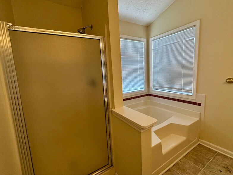 Building Photo - 2900 Camelot Woods Dr NW