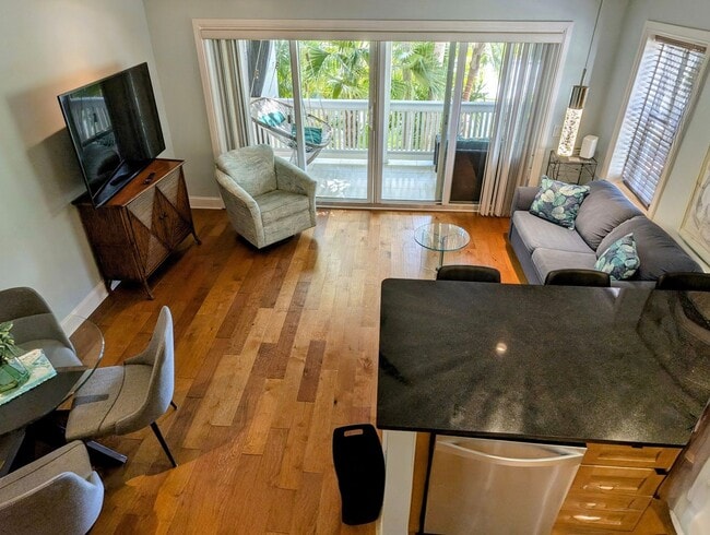 Building Photo - Elegant Old Town Condo - Your Key West Oasis