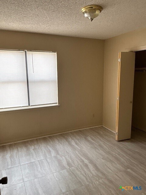 Building Photo - 1813 Cedarhill Dr