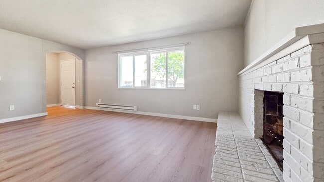 Building Photo - Updated 2 Bed 1 Bath in Fairwood Near Safeway