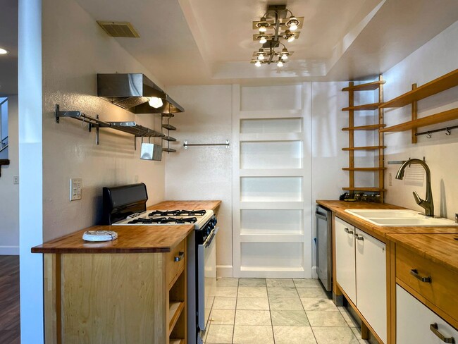 Building Photo - Updated 2-Bedroom Townhome with Garage in Resort-Style Community