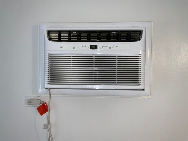 Building Photo - 4652 Custer Ave