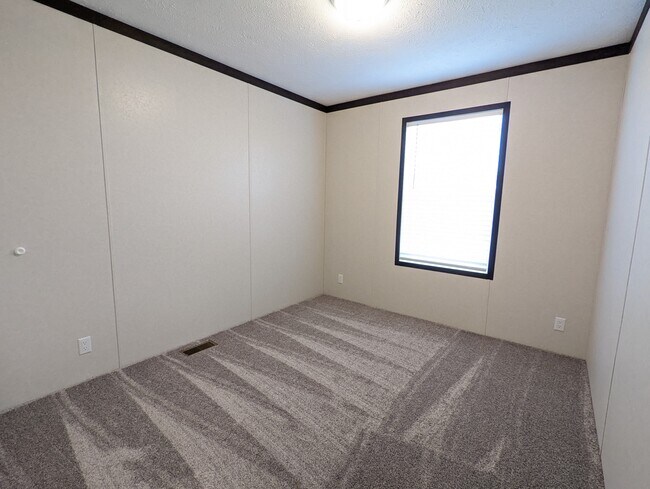 Building Photo - 177 Daisy Dr