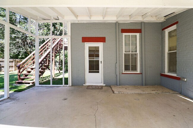 Building Photo - 605 Mathews St