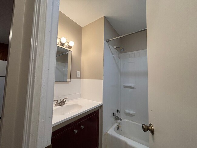 Building Photo - 170 Benton St