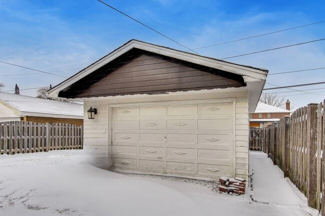 Building Photo - 5028 N Oneida Ave