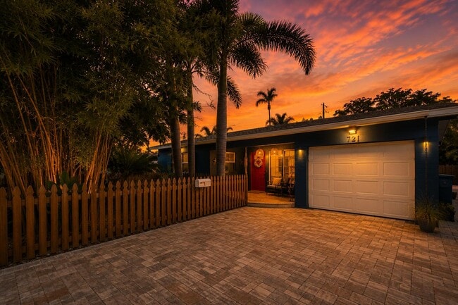 Building Photo - 721 N Lakeside Dr