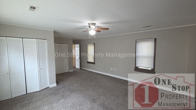 Building Photo - 3 Bedroom, 2 Bathroom with 1 Car Garage in Gladstone, Missouri