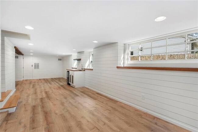 Building Photo - 2512 Brookwood Dr NE