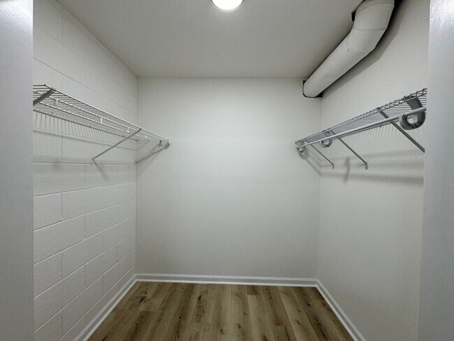Building Photo - 2205 Hathaway Dr