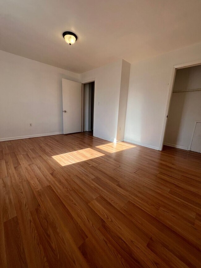 Building Photo - Stunning 4-Bedroom Townhome with Parking Spot Near Temple University! Available August 2026!