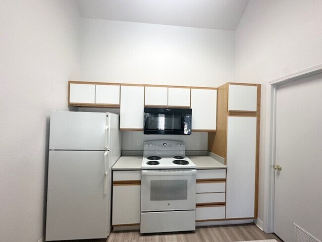 Building Photo - Newly renovated in 2024 2 bedroom 2 bathroom apartment available soon.