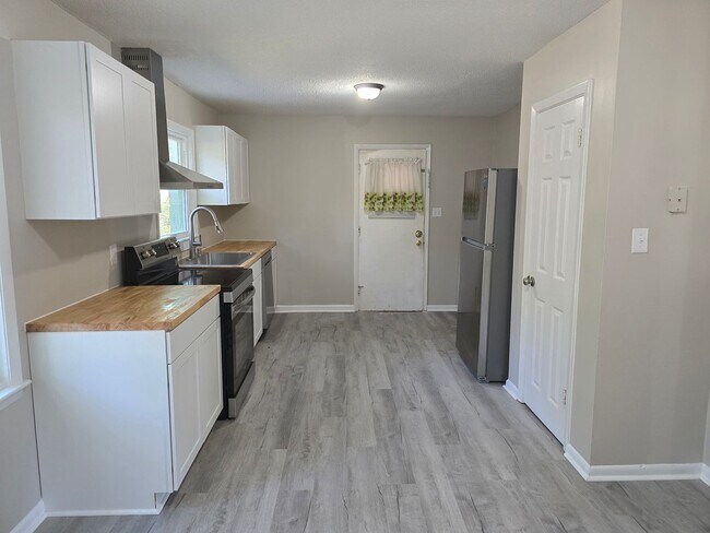 Building Photo - NEW LISTING!!!!!