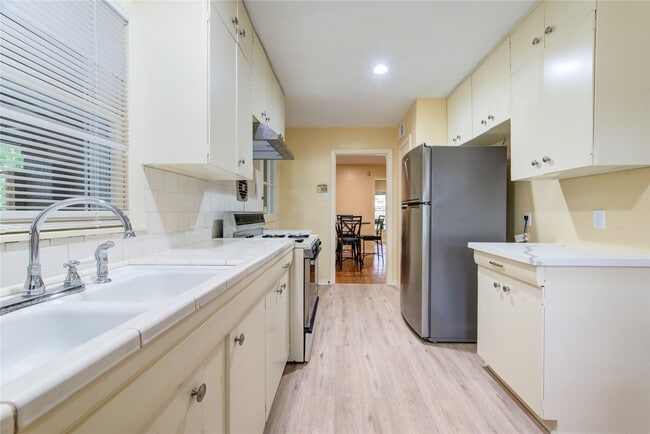 Building Photo - 4046 Woodfin St