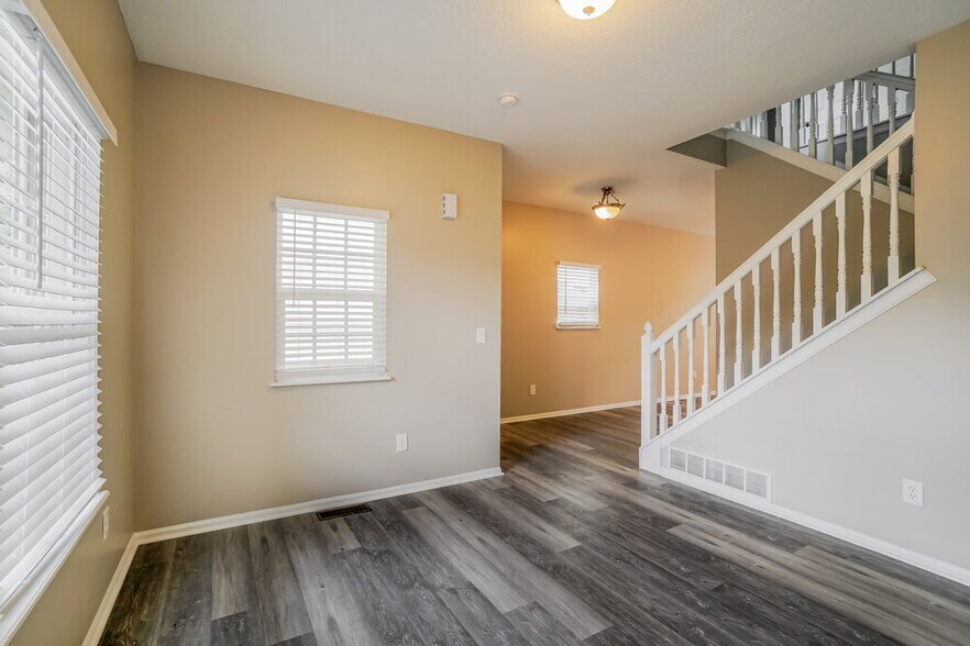 Building Photo - 985 Preble Dr