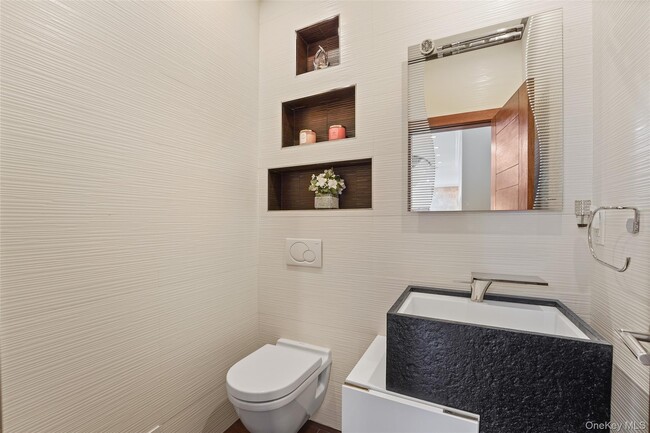 Building Photo - 2 Hudson St