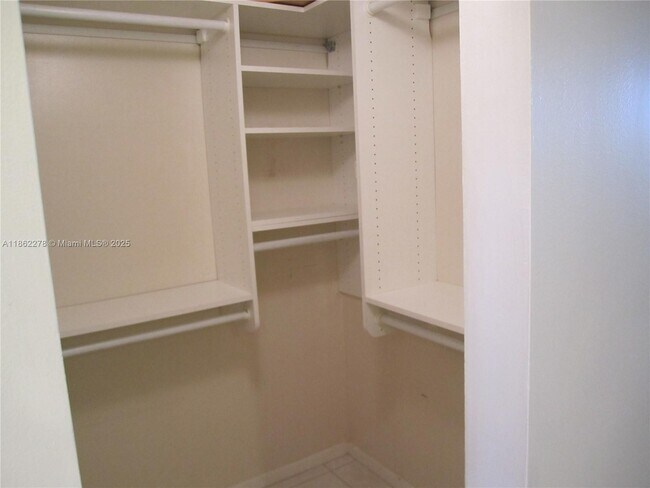 Building Photo - 1350 River Reach Dr