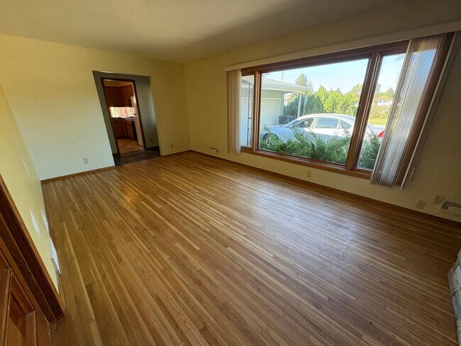 Building Photo - 1306 3rd Ave NE