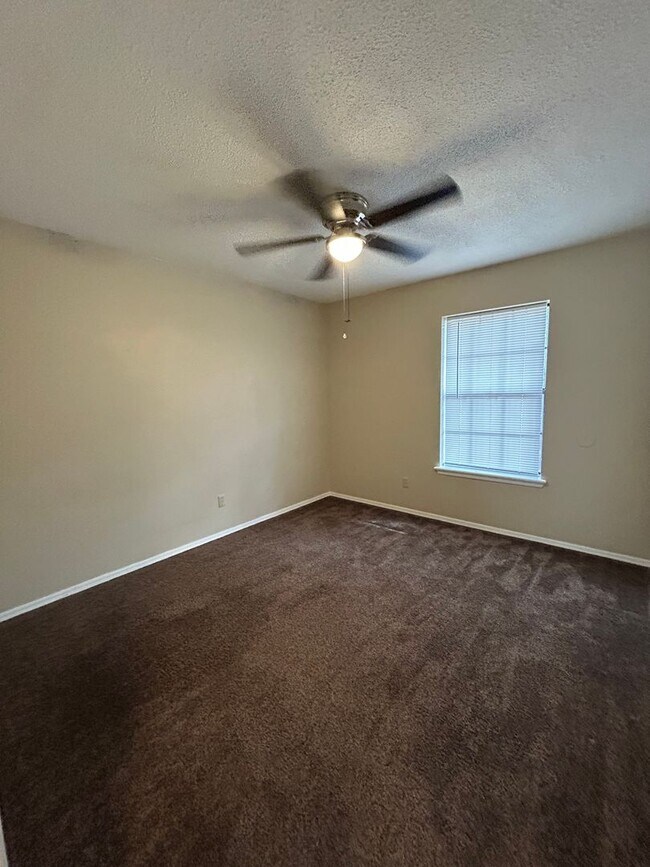 Building Photo - 2209 S Hartford Cove