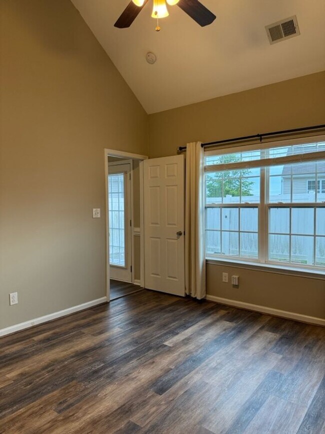 Building Photo - 3 Bedroom Townhouse with a Loft Area and a...