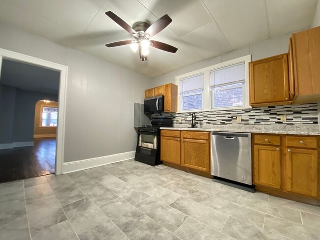 Building Photo - 2240 White Oak Ave