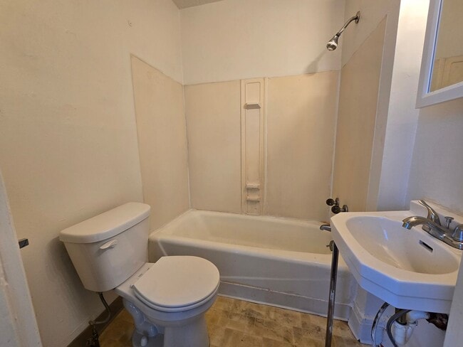 Building Photo - 618 E Mulberry St