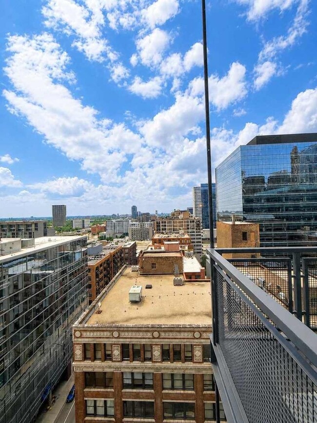 Building Photo - 565 W Quincy St
