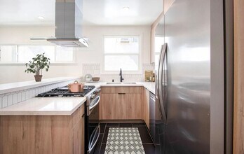 Building Photo - Designer unit in West Hollywood!