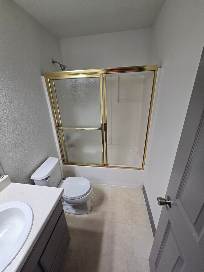 Building Photo - Spacious and Bright 4 Bedroom Home with Garage and Basement Now Available!