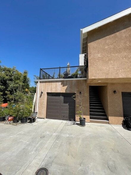 Upper Apt with Patio - 2851 Casitas Ave