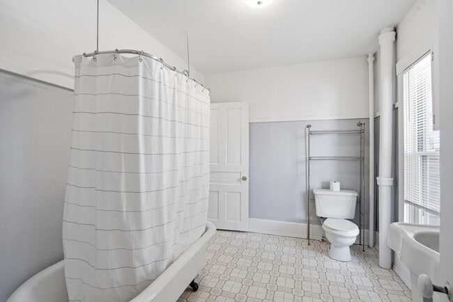 Building Photo - 626 E High St