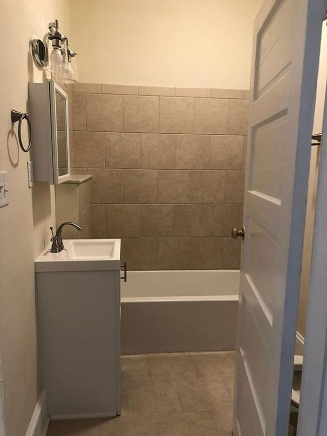 Building Photo - 1820 W Cary St