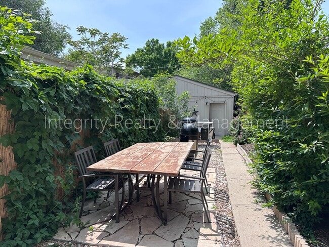 Building Photo - 2047 Meade St