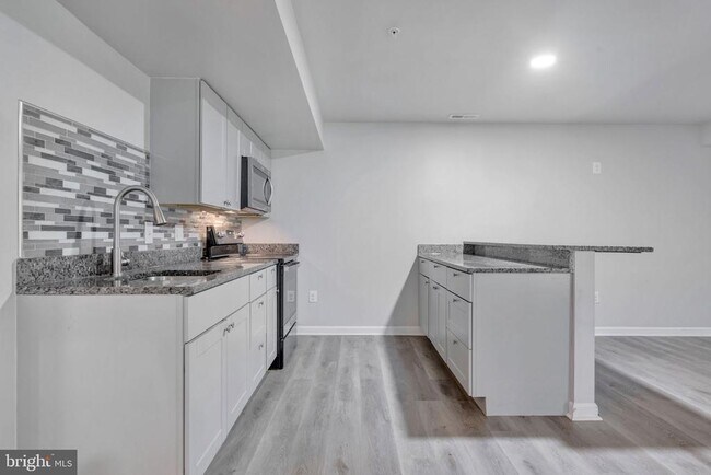 Building Photo - 8008 Hubble Dr