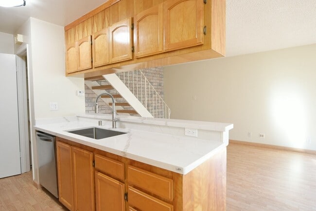 Building Photo - Bright and Updated 2 Bedroom 1 Bath Condo in Cambrian Area
