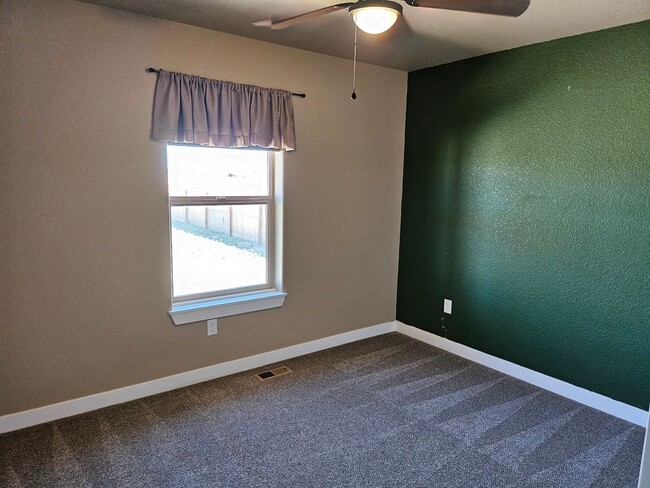 Building Photo - ALL PROSPECTIVE TENANTS MUST SUBMIT A $58 ...