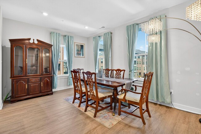 Building Photo - Luxurious 3 Bed 2.5 Bath Townhome In Beautiful Foster's Glen